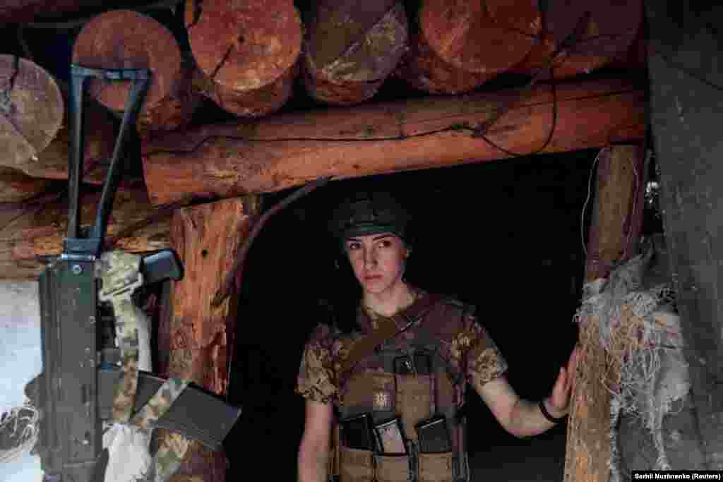 Українська військовослужбовиця на своїй позиції поблизу фронту. Донбас. 29 травня 2022 року