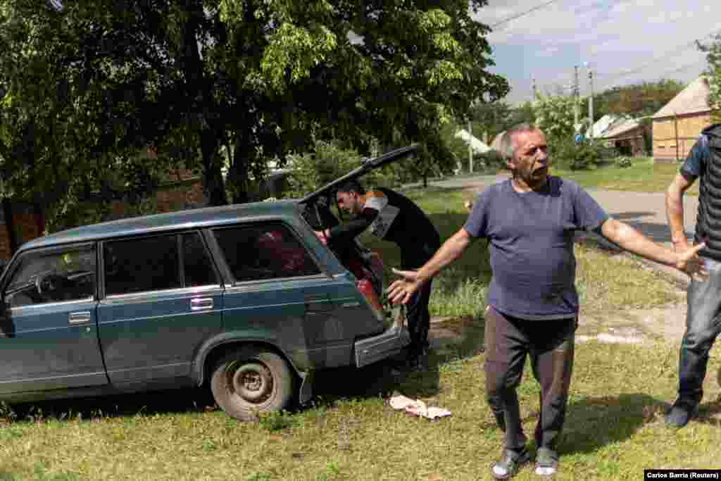 Жителі Бахмута готуються до евакуації із міста. 29 травня 2022 року   