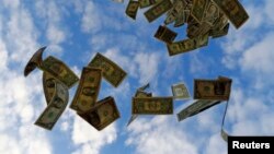 Улуттук банк доллар сатууга чектөө киргизүүгө көргөзмө бербегендигин айтууда.