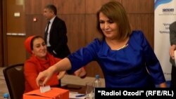 Ҳуринисо Ализода як журналисти собиқадор буда, бештар дар расонаҳои давлатӣ кор кардааст. Вақтҳои охир роҷеъ ба таҳаввулоти кишвар ваё мушкилоти матбуот бештар тавассути саҳифааш дар Фейсбук фаъолона изҳори назар мекунад.
