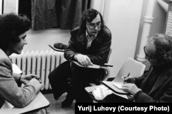 Юрій Луговий перекладає на французьку мову інтерв’ю українського правозахисника, дисидента Віктора Боровського для журналіста газети Le Devoir. 5 квітня 1979 року. Фото Юрія Лугового