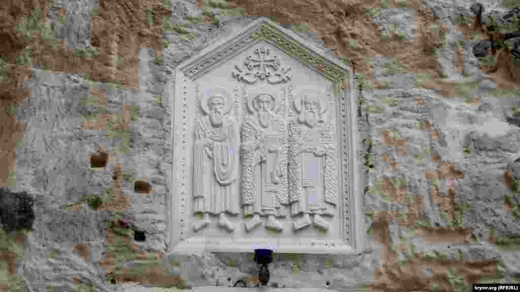 Зараз у монастирі знаходиться п'ять діючих храмів: два наземних – Святої Трійці і великомученика Пантелеймона Цілителя, три печерних – на честь Святого Апостола Андрія Первозванного, Святого Климента і святителя Мартіна Сповідника – вони зображені на барельєфі