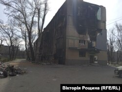 Спалена багатоповерхівка в Маріуполі. Квітень 2022 року