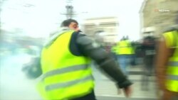 Відео сутичок у Парижі: спалені машини, сльозогінний газ, десятки поранених Відео сутичок у Парижі: спалені машини, сльозогінний газ, десятки поранених