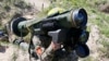 Украинский военнослужащий с переносным противотанковым ракетным комплексом Javelin во время учений в учебном центре Сухопутных войск Украины под Ровно, 26 мая 2021 года