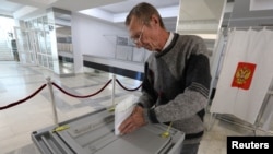 د کريميا يو اوسېدونکی د سېپټمبر پر ۲۳مه په هغو تولپوښتنو کې رایه کاروي چې مسکو د اوکراینیو سیمو د الحاق لپاره پیل کړې دي.