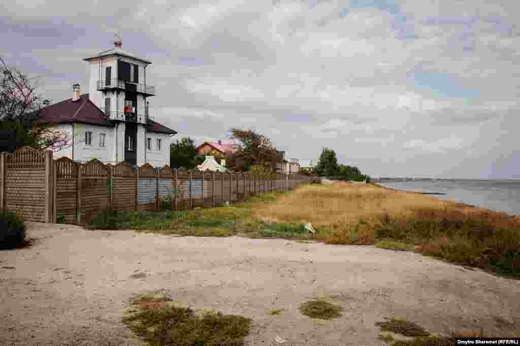 Територія біля Генічеського маяка – одне з тих місць, де відкривається чудовий краєвид на Азовське море. На паркані окупаційна «влада» замалювала напис «Генічеськ – Україна»