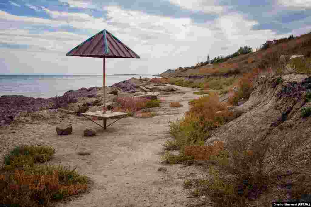 «Дикий» пляж Генічеська. Після цього «курортного сезону» кожен пляж міста можна називати «диким»