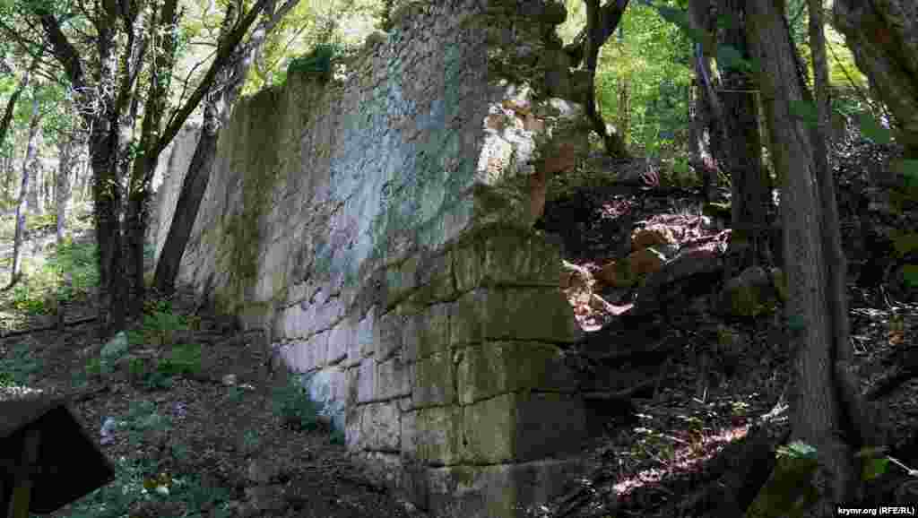 Северный фронт обороны ­– самый протяженный и сложный с инженерной точки зрения комплекс укреплений Мангуп-Кале в балке Табана-Дере. Стена из бутового камня на известковом растворе возведена в начале XVI века