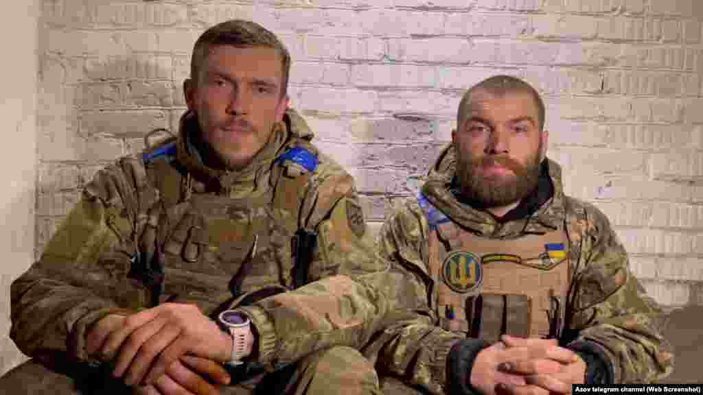 Слева направо: Денис Прокопенко («Редис»), командир отдельного отряда спецназначения «Азов» Национальной гвардии Украины и исполняющий обязанности командира 36-й отдельной бригады морской пехоты Сергей Волынский («Волына») на заводе «Азовсталь» апреле 2022 года