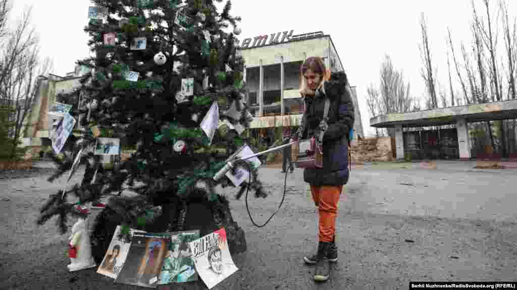 На ялинці висотою майже чотири метри – архівні фотографії з особистих архівів колишніх жителів, зняті до 1986 року, а також старі годинники і ялинкові прикраси  