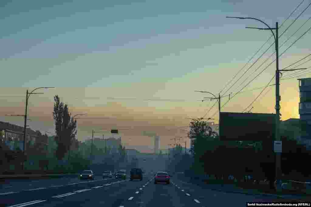 Locuitorii din Kiev s-au trezit pe 28 august într-o dimineață încețoșată, în timp ce fumul de la incendiile provocate de atacul rus se răspândea în lumina dimineții.