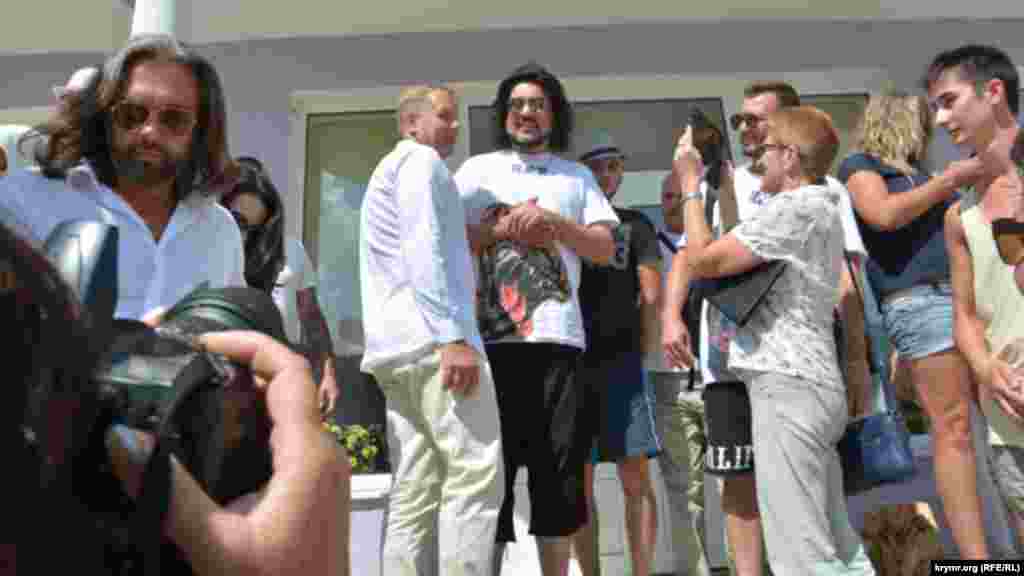 Затем певец в сопровождении Олега Зубкова и своей свиты отправился пообедать в кафе «Белый лев» на территории парка «Тайган»