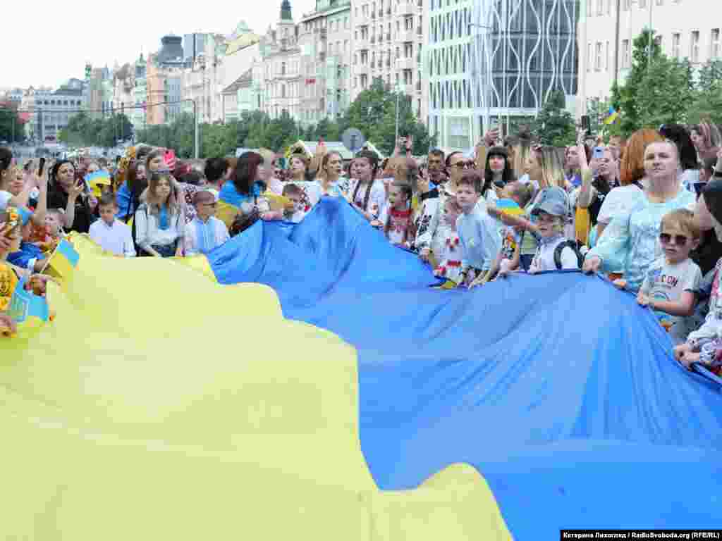 На головній площі чеської столиці діти з України розгорнули величезний український прапор 