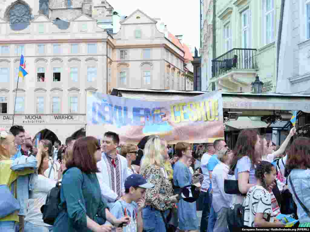 Люди несли банер із написом: «Дякуємо, Чехіє!»