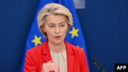 Președinta Comisiei Europene, Ursula Von der Leyen, prezentând al 18-lea pachet de sancțiuni împotriva Rusiei la 10 iunie 2025, la Bruxelles.