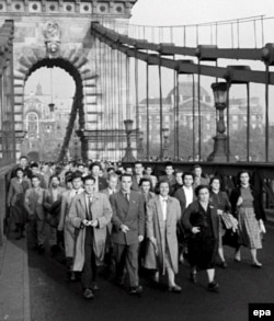 Будапешт, 23 жовтня 1956 року. Демонстранти перетинають міст, який з'єднує дві частини угорської столиці: Буду і Пешт