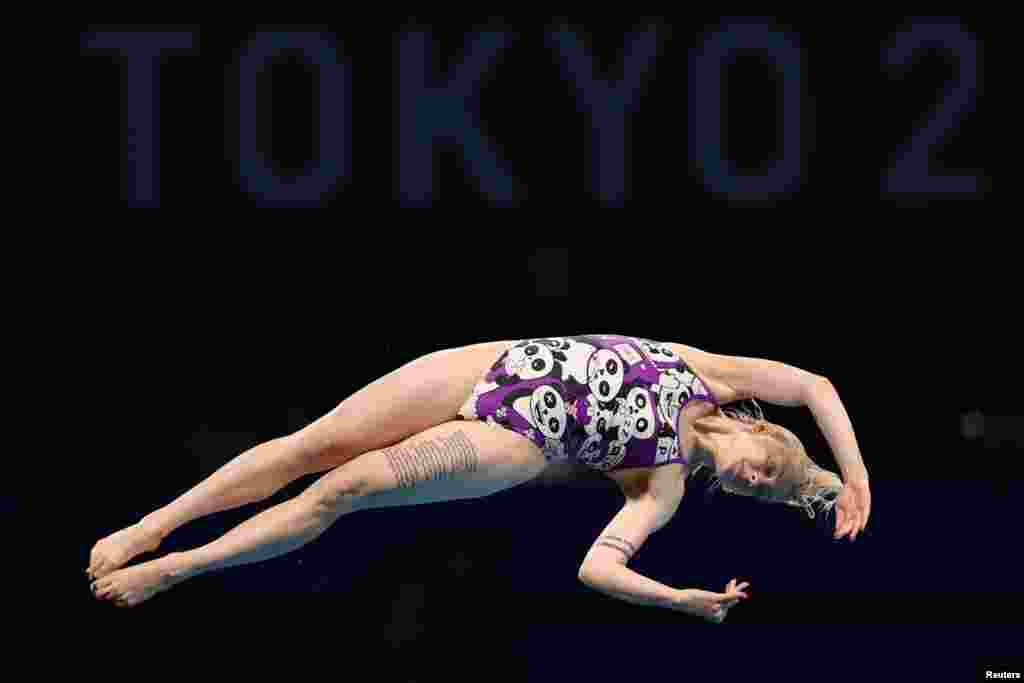 Українка Софія Лискун на Олімпіаді в Токіо 2020 виконує стрибок у воду під час попереднього раунду змагань серед жінок із 10-метрової платформи. Токіо, 4 серпня 2021 року   
