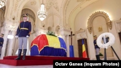 Funeraliile de stat dedicate fostului președinte Ion Iliescu. Lângă catafalc, coroana soției sale, Nina Iliescu.