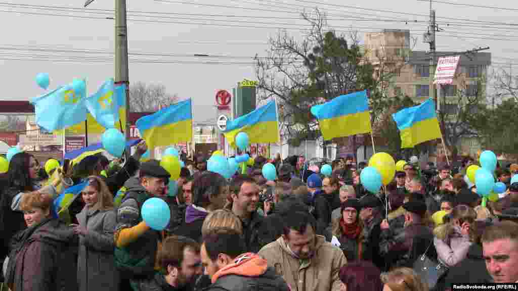 Березень 2014 року це початок анексії. Триколори заполонили вулиці міст, на охорону громадського порядку встала так звана самооборона, а українські військові частини блокують «зелені чоловічки». У такій атмосфері день народження Тараса Шевченка 9 березня став приводом, щоб нагадати Росії про український Крим