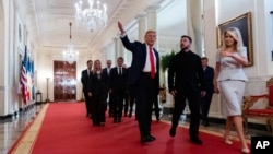 Donald Trump îi face un tur lui Volodimir Zelenski la Casa Albă, cei doi fiind urmați de liderii europeni