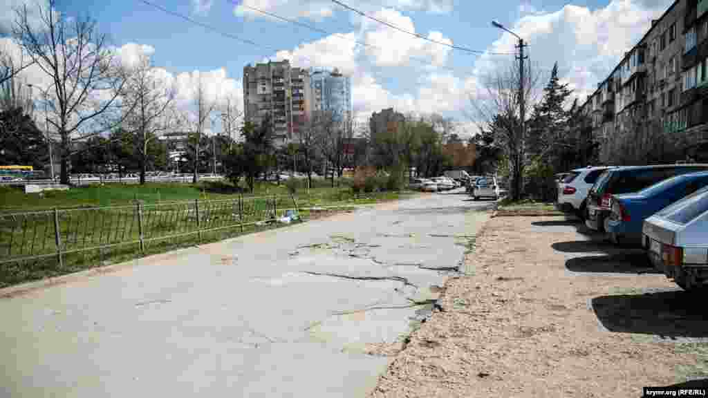 Розбитий тротуар на вулиці Київській 