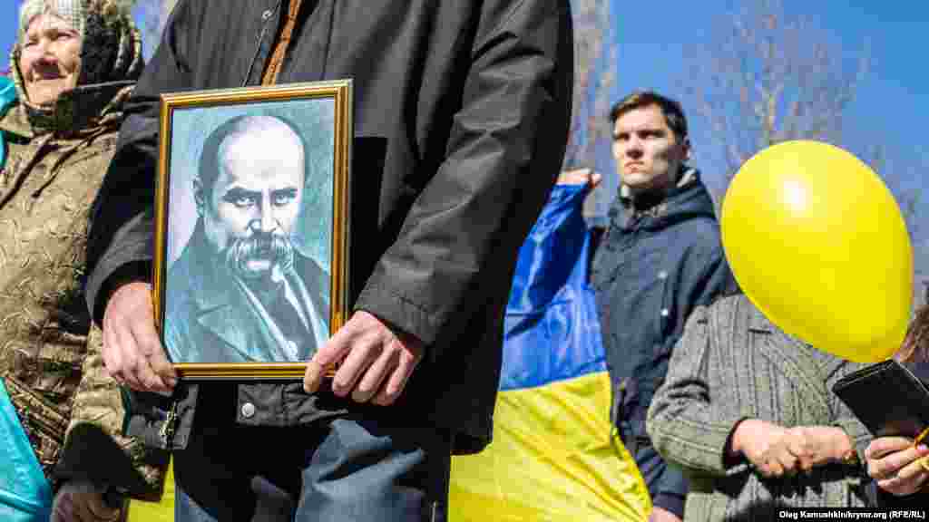 Тут вдалося провести ходу з портретом Кобзаря, під українським прапором, в вишиванках. Любов до творчості і туга за Україною об'єднала покоління: пліч о пліч  пройшли люди похилого віку і кримська молодь