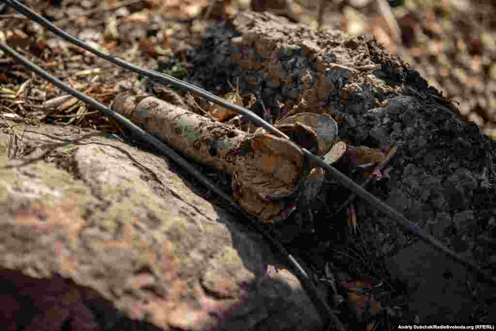 Хвостовик від міни поблизу житлових армійських позицій на КПВВ «Золоте»