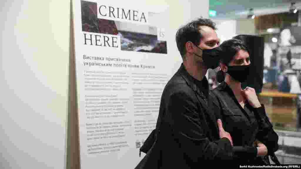 «Ця виставка – для всіх, хто хоч раз був у Криму. Всіх, хто поїхав і хто залишився. Всіх, хто вірить, що Крим всередині кожного з нас, адже тільки так боротьба за нього може тривати», – говорить кураторка проєкту Катя Тейлор
