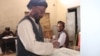 په پشين کې يو سړی خپله رايه اچوي