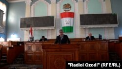 Файзиддин Қаҳҳорзода, вазири молияи Тоҷикистон, ҳангоми суханронӣ дар порлумон. 24-уми ноябри 2021