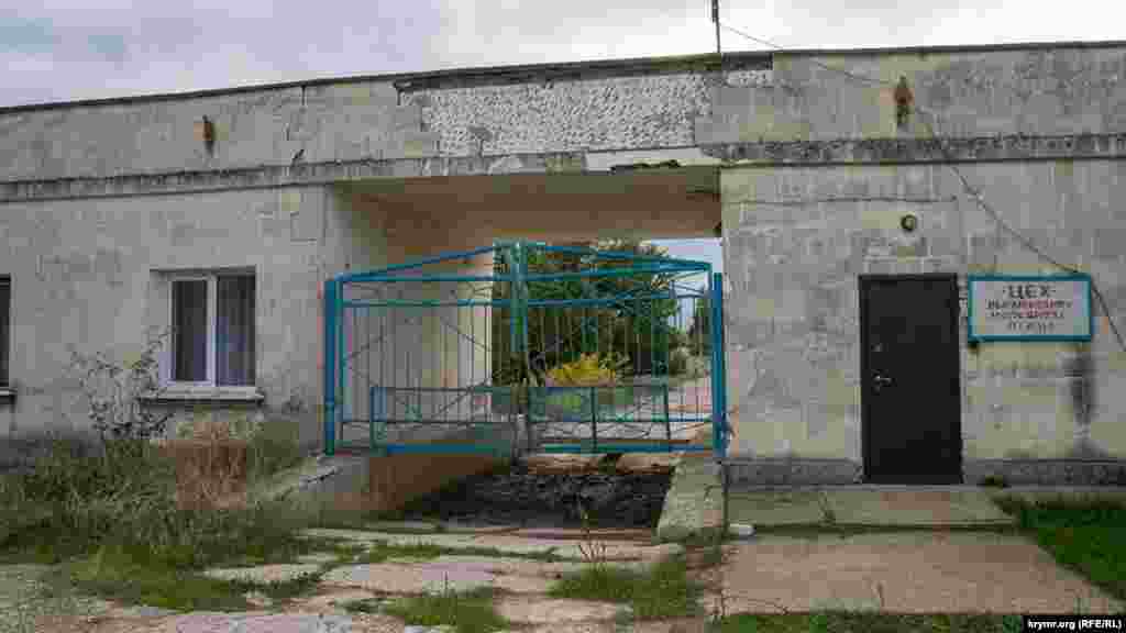 Пустые заводские фермы у маловодной балки Тереклав – с тюрского переводится как «место с тополями». В конце 2017 года некая компания «Розалио-Агро» выразила намерение вложить в завод около 2 миллиардов рублей и создать 700 рабочих мест. Нынче об инвесторе в селе вообще ничего не слышно