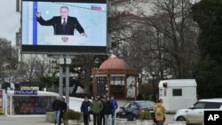 სევასტოპოლის ქუჩაში დიდი ეკრანი, სადაც პუტინის გამოსვლას აჩვენებენ. ყირიმი, 2023 წლის 21 თებერვალი