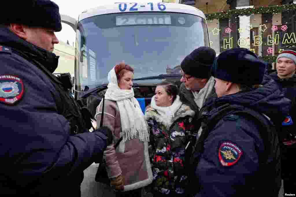Члены женского движения "Путь домой", в том числе активистка Мария Андреева, требующие возвращения своих мужей-мобилизованных из Украины, стоят в окружении сотрудников полиции во время митинга в центре Москвы, Россия, 3 февраля 2024 года. "Путь домой" — женское движение, возникшее в России в 2023 году на волне недовольства среди семей мобилизованных. Движение объединяет жен, матерей и близких тех, кто был отправлен на фронт в рамках военной мобилизации. Их главная цель — добиться возвращения мужчин домой.  31 мая 2024 года Министерство юстиции России внесло движение "Путь домой" в реестр "иностранных агентов". По данным ведомства, движение получало поддержку из-за рубежа и участвовало в деятельности, направленной против государственной политики России.