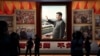 Publicul stă în fața imaginii președintelui chinez Xi jinping la Muzeul Partidului Comunist Chinez. Beijing, septembrie 2022.