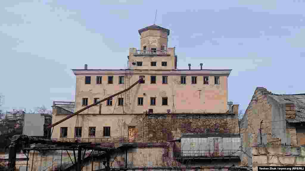 Оригінальна будівля Севастопольського заводу напоїв дивує незвичайною для промислових споруд архітектурою. Вона зведена відразу після війни на місці зруйнованого. Пивобезалкогольний завод за часів СРСР випускав 7 найменувань пива і 24 найменувань напоїв.  При Україні, в 1996 році, підприємство увійшло до складу корпорації «Оболонь». Через 10 років виробництво пива було припинено, завод продовжував випускати напої, зокрема, популярний «Живчик». Останні роки підприємство не працює, так як власник не має можливості управляти ним із Києва