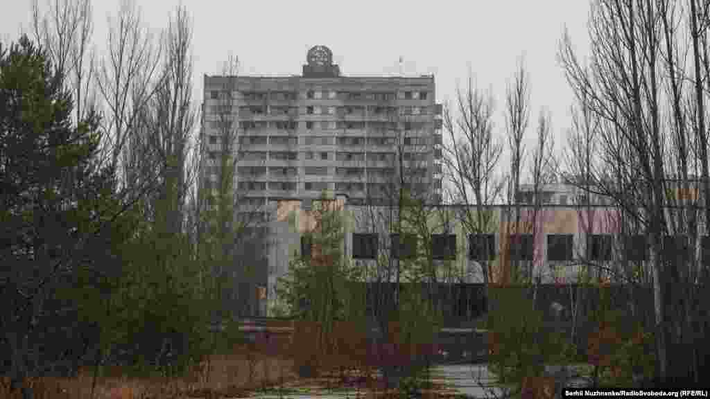 Прип'ять отримала своє неофіційне звання «міста-примари» через повне спустошення. Після аварії на ЧАЕС – понад 30 років тому – все населення міста евакуювали. З тих пір тут ніхто не живе