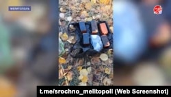 Képernyőfotó a tinédzserek fogva tartásáról szóló riportból, amelyet a Zaporizzsjai terület orosz megszállás alatt álló részén működő egyik tévécsatorna készített.