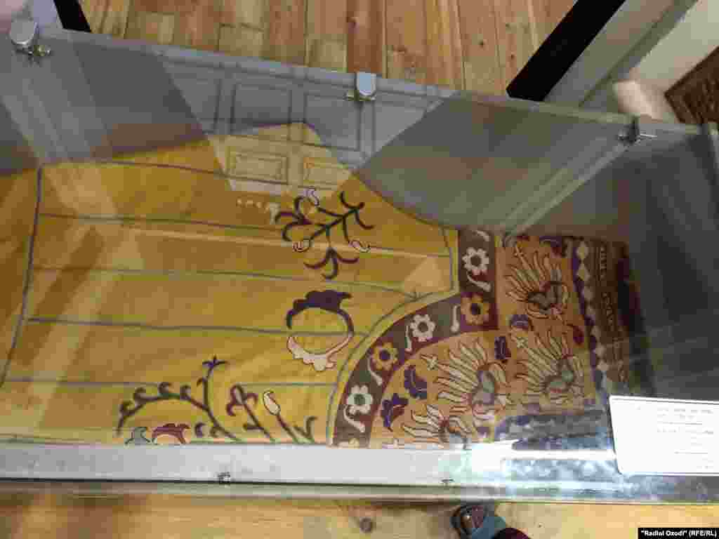 Намунае аз шолвори мардони сарватманд дар намоишгоҳи арки Бухоро