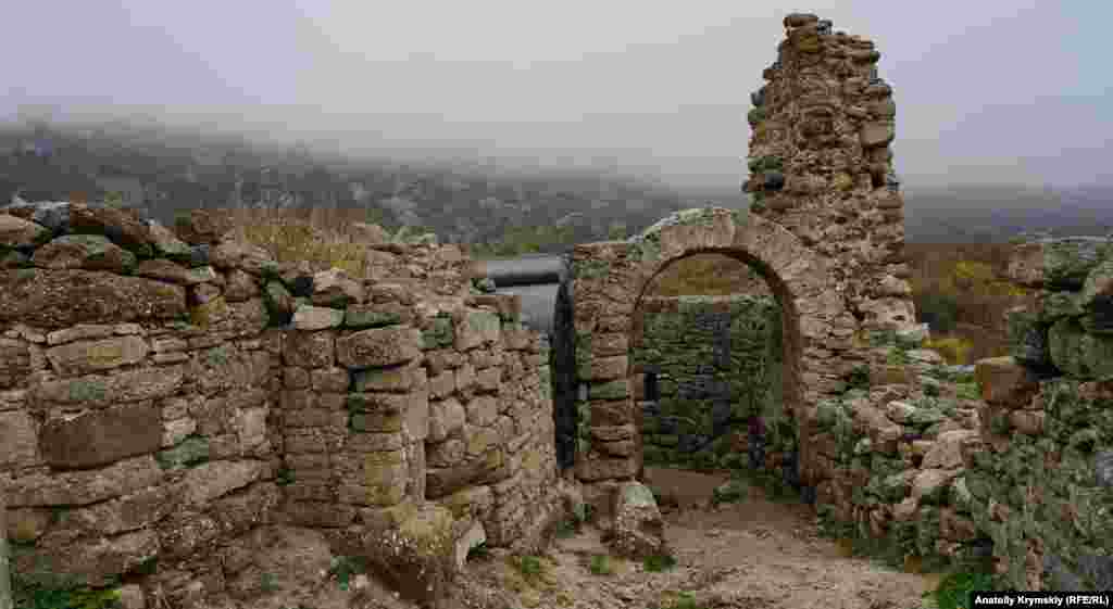 Фуна – средневековая крепость, точнее, то, что от нее осталось у подножия плато Демерджи, в двух километрах на север от села Лучистое близ Алушты. Название крепости в переводе с греческого означает «дымная». Изначально, в раннем Средневековье, Фуной называли и само плато Демерджи