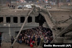 Евакуація через підірваний міст через річку Ірпінь, березень 2022 року