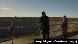 Бывший шахтер карьера «Мир» пришел посмотреть на него в последний раз перед отъездом. Фото: Марина Сычева