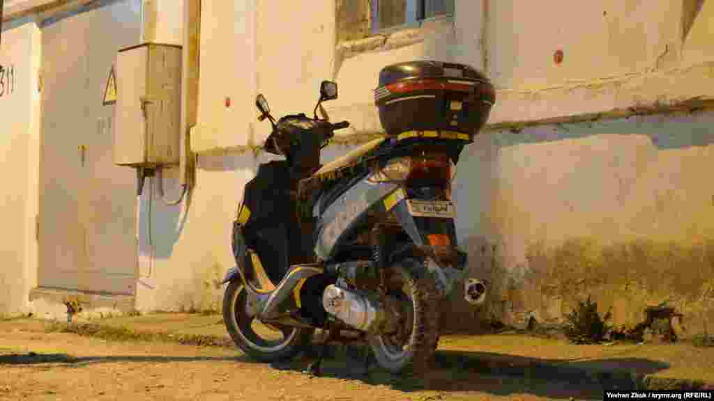 Номер із написом «Рыбак» на скутері може розповісти про заняття чи хобі його власника