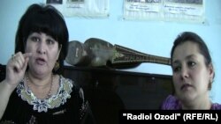Ҳаётой Мӯъминова(аз чап), узви дастаи ҳунарии бонувони рубобнавоз