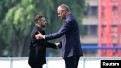 Cancelarul german Friedrich Merz (dreapta) primindu-l pe președintele ucrainean Volodimir Zelenski la Berlin, pe 13 august 2025.