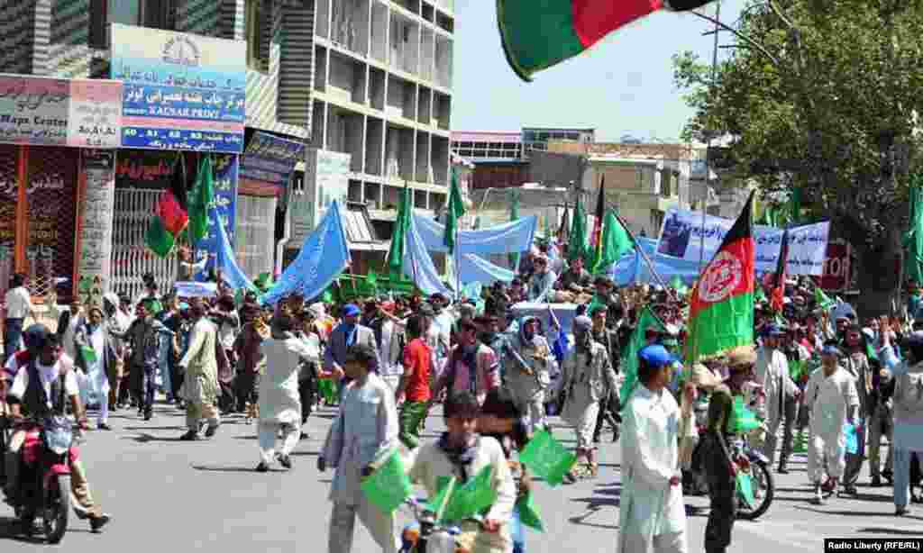 Тазоҳуроти ҷонибдорони доктор Абдуллоҳ дар Афғонистон рӯзи 27-уми июн.