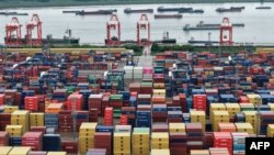 Containere în portul din Nanjing, în provincia Jiangsu din estul Chinei, pe 12 august 2025.