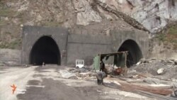 Коргарони тоҷик аз ширкати эронӣ маоши 7-моҳаи худро талаб доранд Коргарони тоҷик аз ширкати эронӣ маоши 7-моҳаи худро талаб доранд