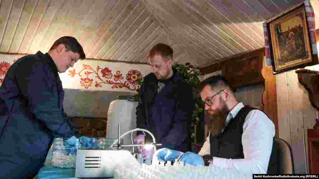 Священнослужителі почали виготовляти антисептик для безпритульних та нужденних людей. Протягом чотирьох років вони допомагали таким людям з їжею. Після оголошення карантину припинили роздачу їжі, утім, намагалися допомогти з антисептиками. Як виявилося, в аптеці дезінфікуючих засобів або нема, або ж вони надто дорогі. Відтак відділ соціального служіння Київської митрополії вирішив виготовляти антисептики самостійно