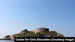 Ostrvo Lastavica sa tvrđavom Mamula